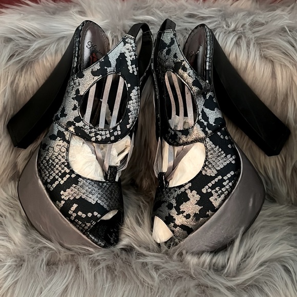 Kayleen Black & Silver snake print Victoria Heels w/ Shiny Platform Y2K size 9 - Picture 2 of 16